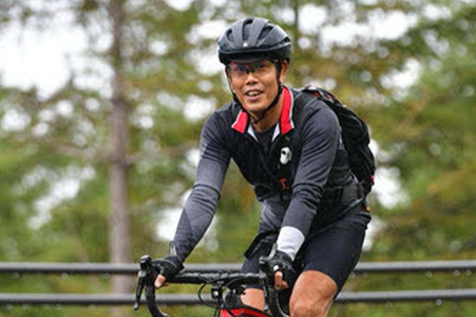 ロードバイクに乗る木下氏